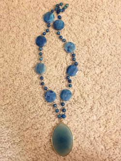 VINTAGE BLUE AGATE STONE BEADED STATION NECKLACE WITH LARGE OVAL PENDANT STATEMENT JEWELRY COLLECTIBLE