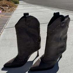 Faux leather high heeled western stule pointy beige/gray booties