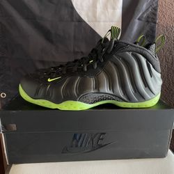 Size 9.5 Nike Air Foamposite One Black Volt 