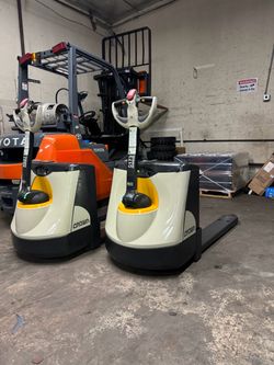 Electric pallet jacks crown