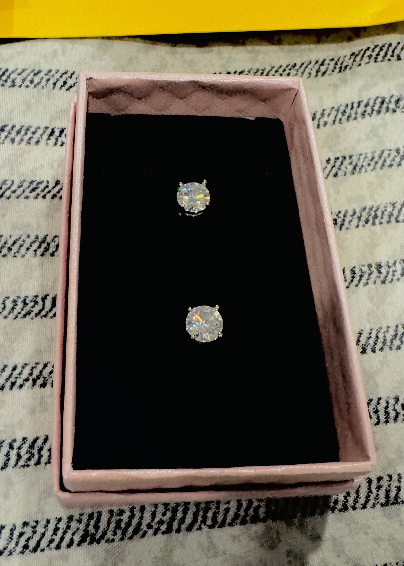 1.0ct unisex moissanite earrings
