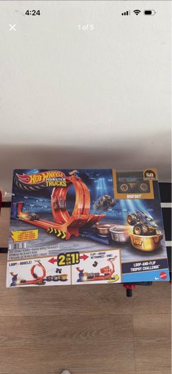 Hot Wheels Monster Trucks Loop-and-Flip Trophy Challenge