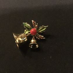 Vintage Christmas Brooch Featuring Gold Tone 