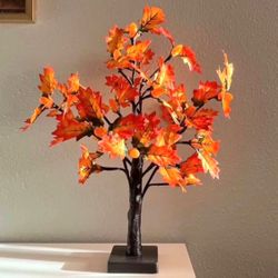 DECORATIVE LIGHT UP TREE