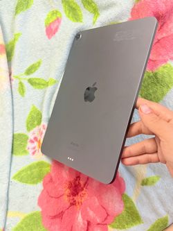 iPad Air 5th generation 10.9 inch screen 2022 model (like new )