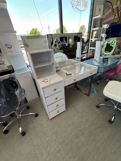 Hello kitty Duet vanity and mirror