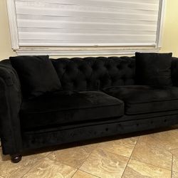 Tuffed Black Couch