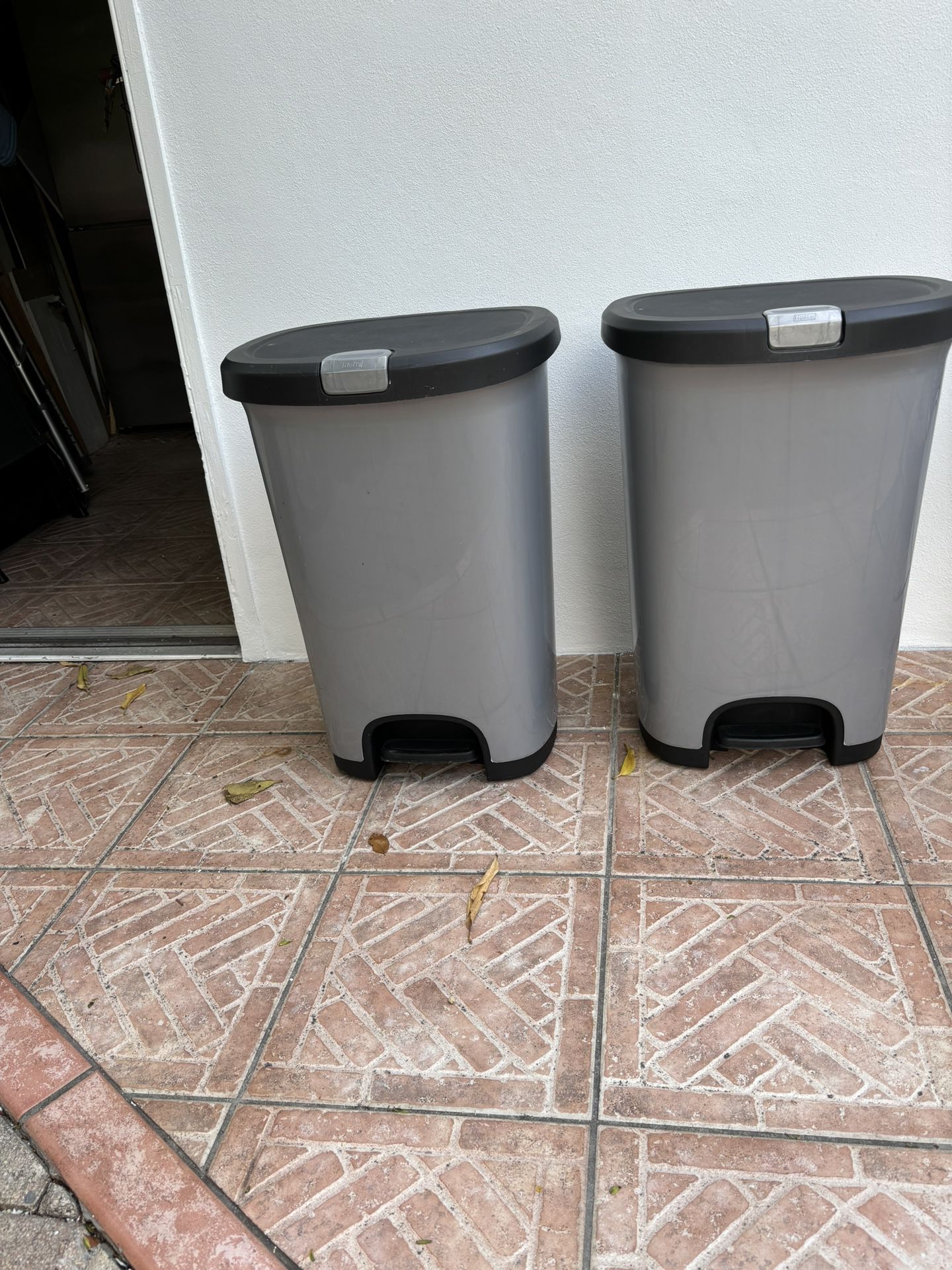 2 Hefty Step Open Garbage Cans