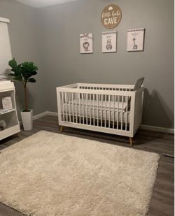 Baby Crib/Toddler bed **includes mattress and extra fitted sheets**