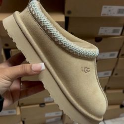 Uggs Sizes: 4,5,6, 6.5, 7.5, 8.5,