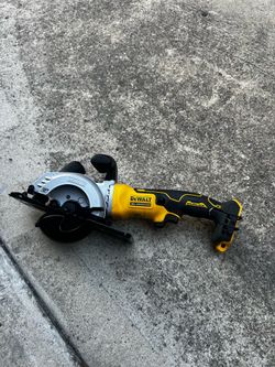 DEWALT ATOMIC 20V Brushless 4-1/2 in. Circular Saw (Tool Only)