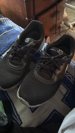 Nikes shoes size 9.5 man