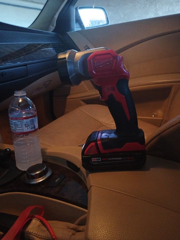 18v Milwaukee Led Work Light With M18 Red Lithium Battery