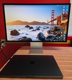 Apple Studio Display - Standard glass - Tilt- and height-adjustable stand