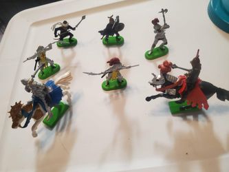 7 metal toy soldiers