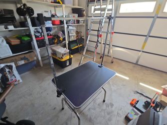 Dog grooming table