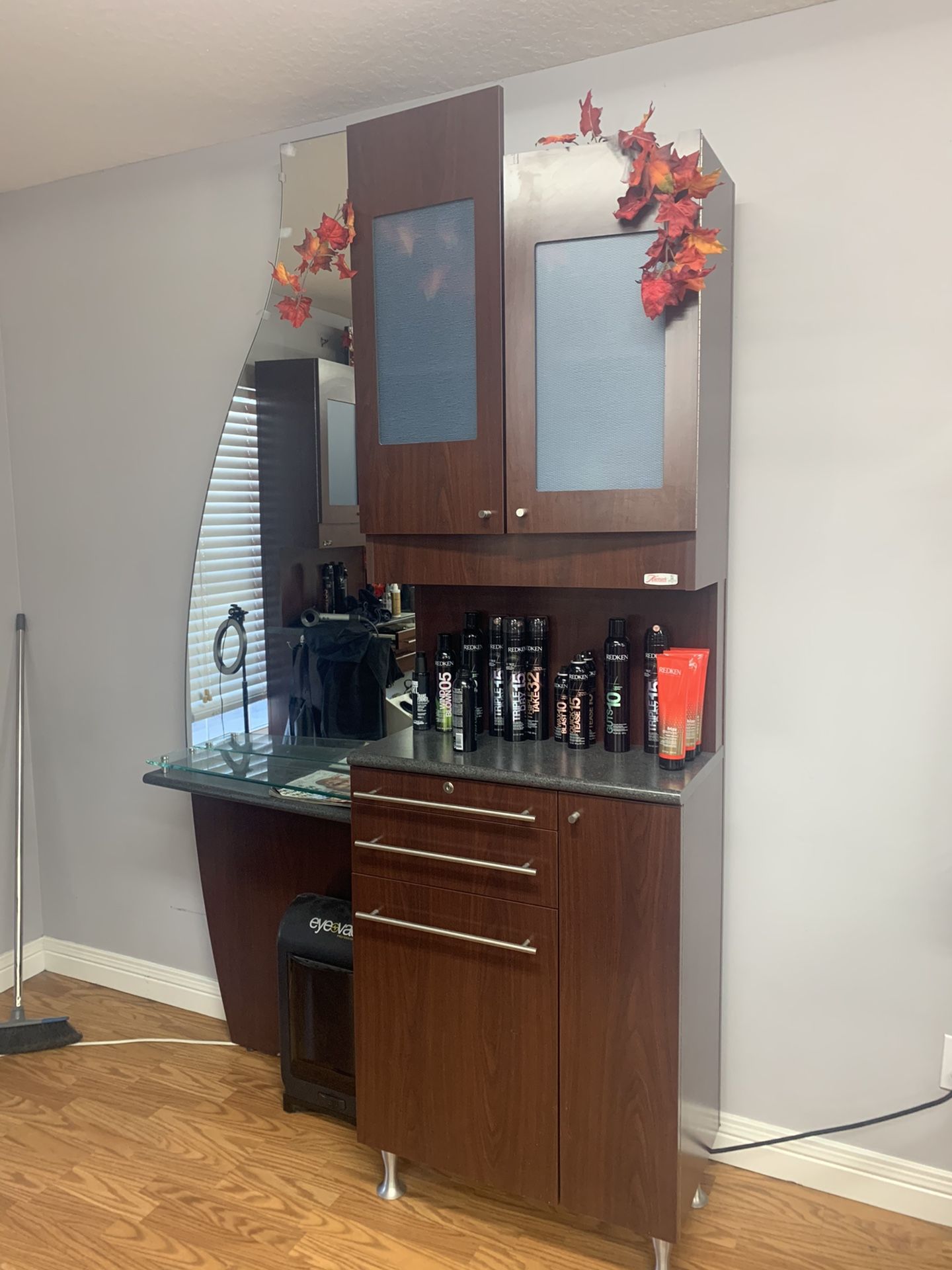 8 salon stations and 2 retail shelves