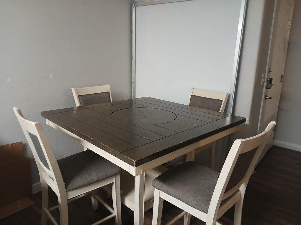 Dining Room Table And 4 Chairs
