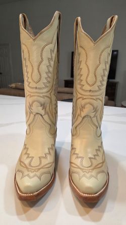Gorgeous Franco Sarto knee-high boots in a rich burgundy/wine color with an elegant croc-embossed finish. Size 6 and in like-new condition. Features a