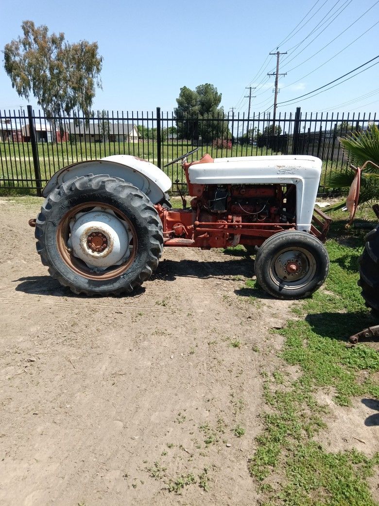 800 Ford Tractor Gas Good Condition Everything Works Three Point/PTO  / Good Tires ASKING $3200 OBO 