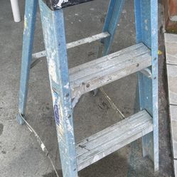 Good Condition, 3 Feet And More Sizes Available Fiberglass Ladders 