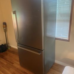 Hisense 17.2 cu. ft. Counter-Depth Refrigerator (Stainless Steel / Bottom Freezer)