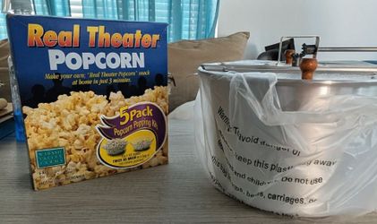 Popcorn machine with kernals pops