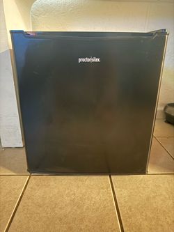 Mini refrigerator with freezer
