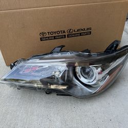 2015-2017 Toyota Camry SE, XSE Right Headlight