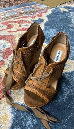 Size 6 women’s wedge heel $4