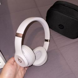 Beats Solo 4 Bluetooth Wireless On Ear Headphones - Cloud Pink