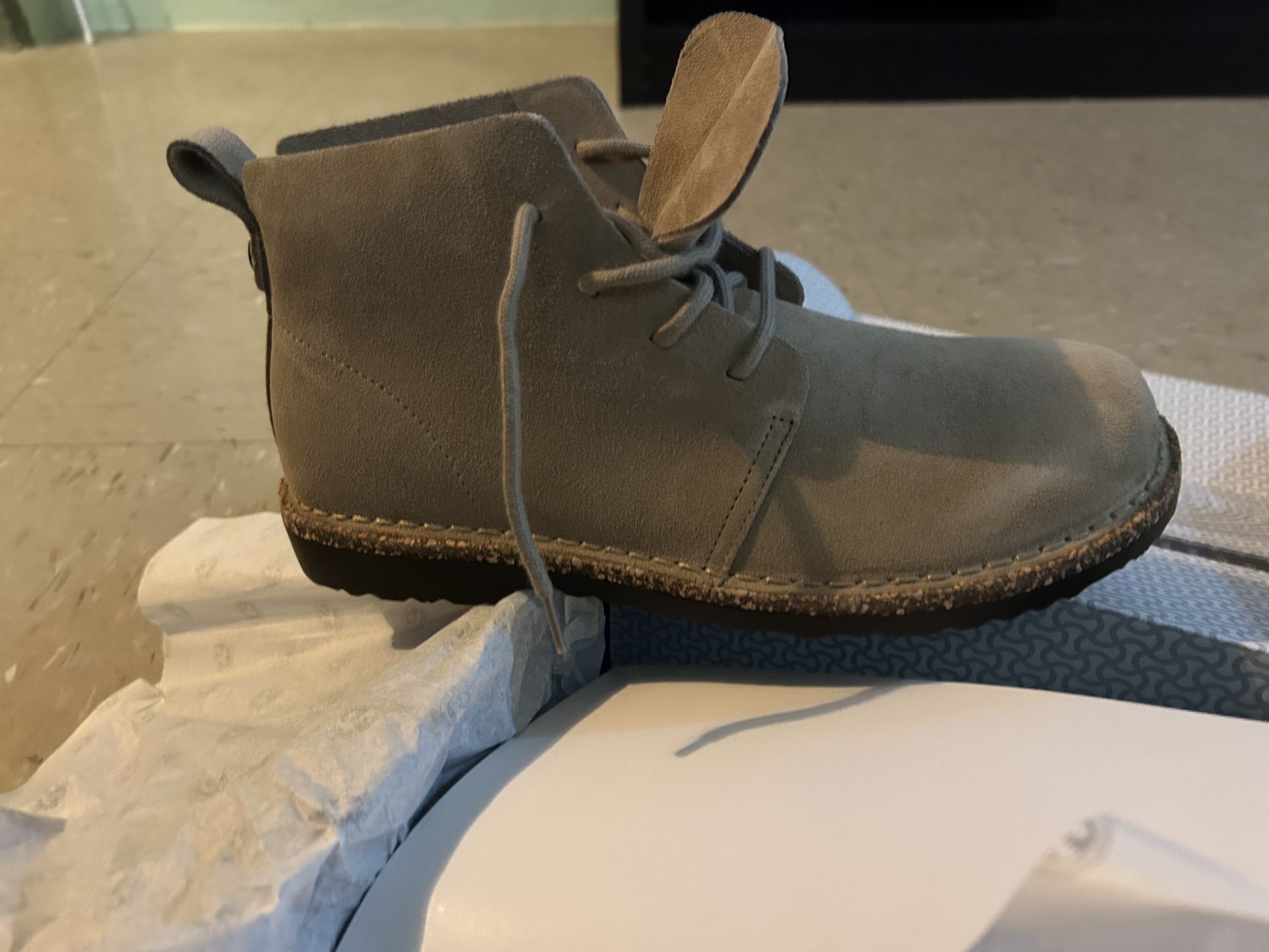 Mens Birkenstock Boots Biege SIZE Mens9 Ladies11