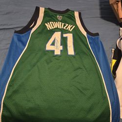 Dirk Nowitski Signed jersey