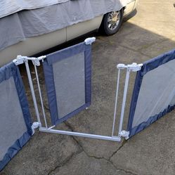 Three panel baby/pet gate