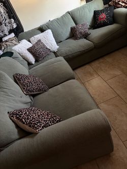 Sectional couch/ pull out bed