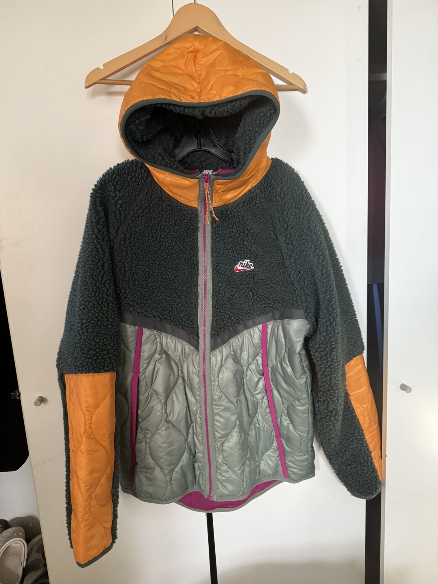 Mens Nike Heritage Insulated Sherpa Windrunner Jacket Size L Like new no flaws or wear