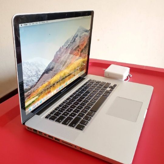 Late-2011 MacBook Pro 15 Quad Core Intel i7 CPU 8gb Memory + 1TB
