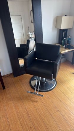 Salon chair and mirror black