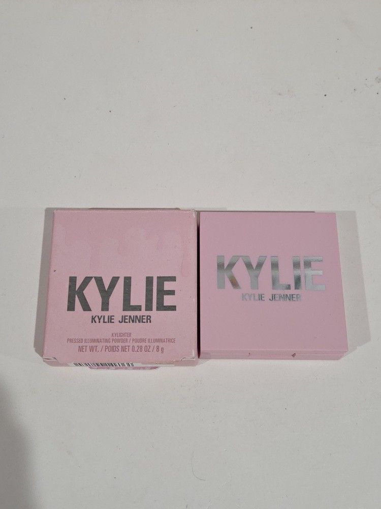 Kylie Jenner. Kylighter Pressed Illuminating Powder. NEW 