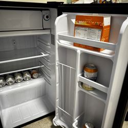 ARCTIC CHEF Mini Refrigerator, Compact Freezer Compartment, Adjustable Thermostat Control, Reversible Door, Ideal Fridge for Dorm, Office, Apartment, 