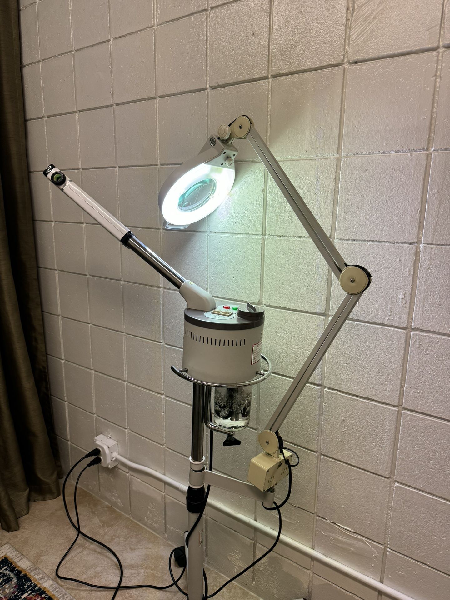 Facial Steamer with Mag Lamp