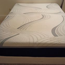 Queen Size Pillow Top mattress