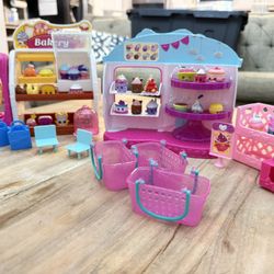 Two Shopkin Playsets & 29 Shopkins & Accessories 