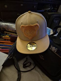 CUBS FITTED  HAT NEW ERA 7 5/8.   5950 PINK OR ROSE GOLD