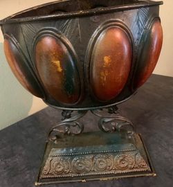 Vintage-Style Decorative Bowl on Stand
