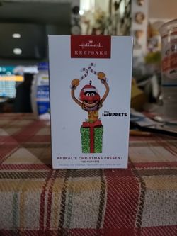 2022 Animal's Christmas Present Hallmark Ornament