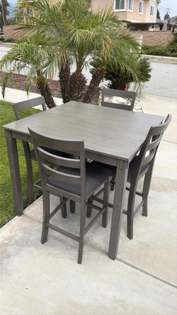 TALL TABLE 4 TOP DINING TABLE WITH 4 CHAIRS SUPER NICE ONLY 150 DOLLARS