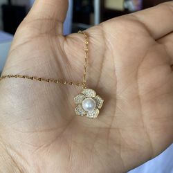 18kt Gold Plated Flower Pendant