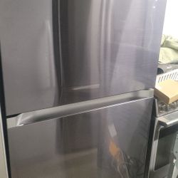 SAMSUNG 28" BLACK STAINLESS REFRIGERATOR WORKS GREAT CAN DELIVER 