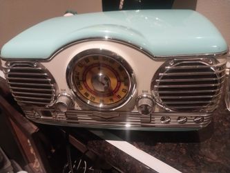 MEMOREX RETRO RADIO AND CD PLAYER IN GOOD WORKING CONDITION